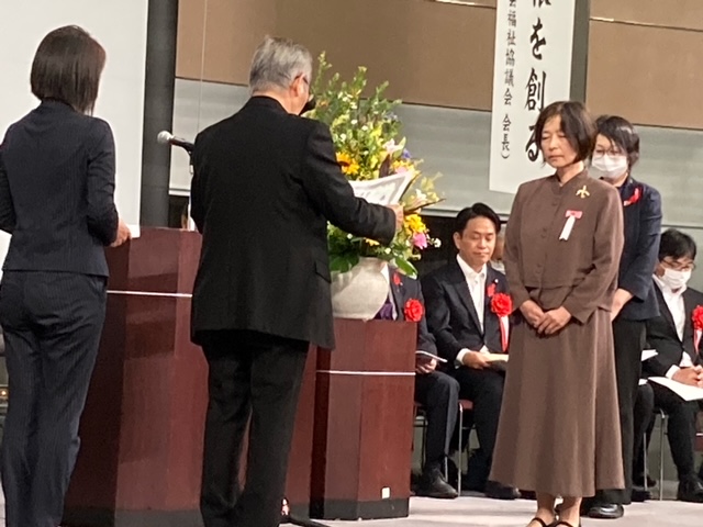 壇上にて中村万理子さんが表彰状を授与