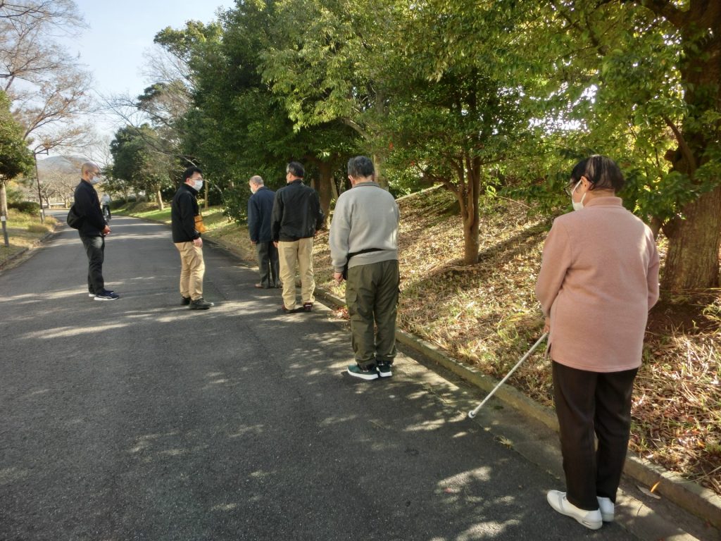 松江市北公園で白杖を使って歩く練習