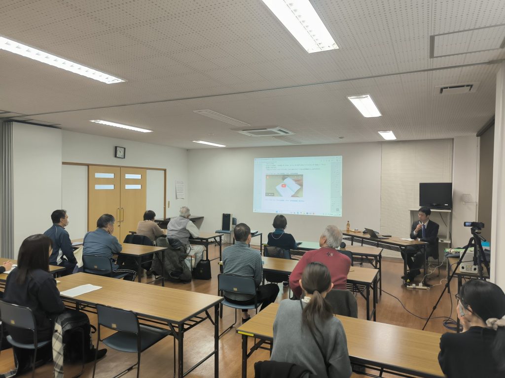 話を聞く参加者